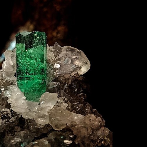 Diamonds vs Emerald: What sets them apart?